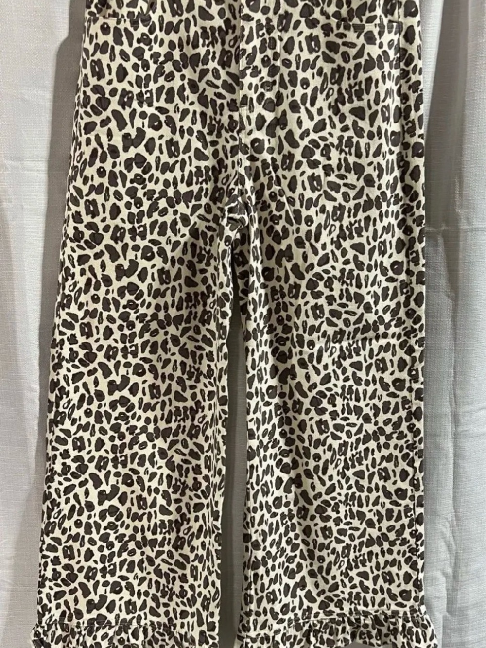 entro Taupe and White Leopard Wide-Leg Ruffle Hem Pants

Waist 15”
Inseam 27” - Picture 5 of 5